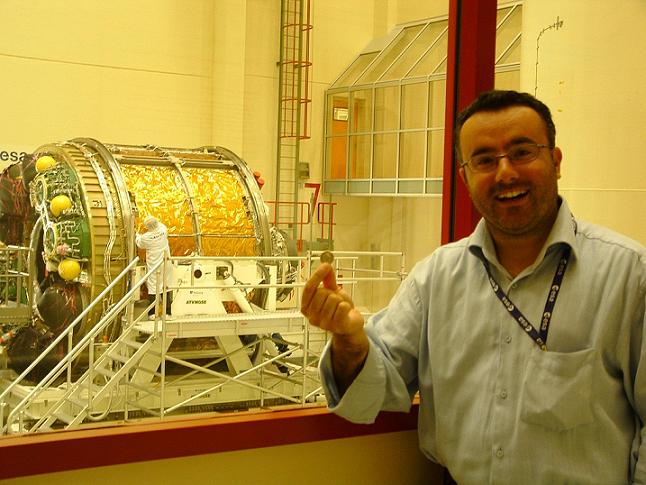Il test centre dell'ESA (European Space Agency) dove lavoro, con sullo sfondo meta' del modulo ATV (Automated Transfer Veichle)  che verra' lanciato con un razzo ARIANE e agganciato alla ISS (International Space Station) in Dicembre .